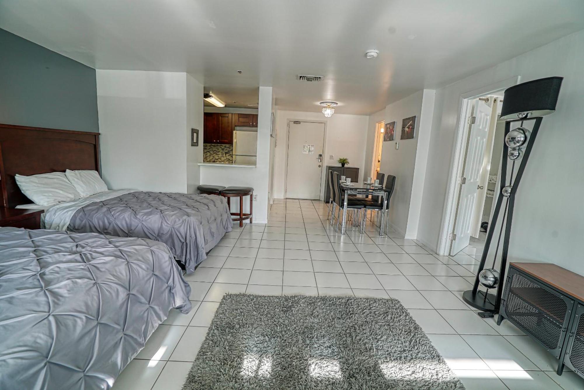 Deluxe Studios And Apartments At The Casablanca Miami Beach Room photo