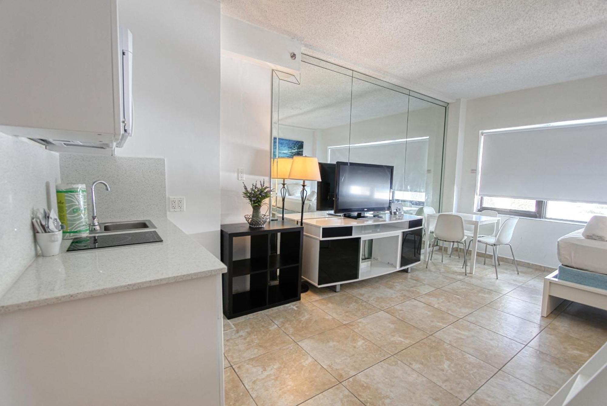 Deluxe Studios And Apartments At The Casablanca Miami Beach Room photo